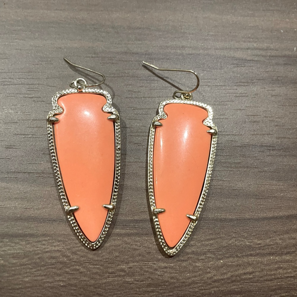 Salmon Kendra Scott drop earrings